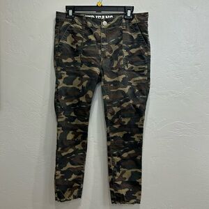V.I.P. Camo Pants Size 15 (Juniors)
